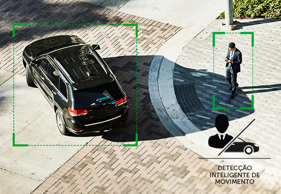 Mulher recebendo notificação de detecção de veículo no smartphone