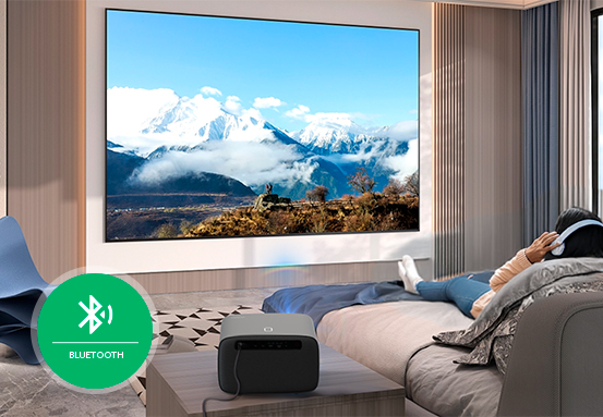 Projetor conectado via Bluetooth a uma soundbar e a um fone de ouvido