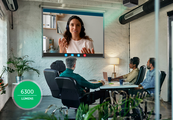 Projetor exibindo imagem de alta luminosidade em uma sala com luz ambiente