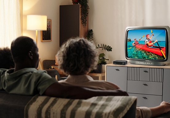 Fam&iacute;lia assistindo TV com seguran&ccedil;a