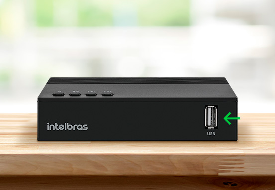 Mulher usando a fun&ccedil;&atilde;o de grava&ccedil;&atilde;o na TV