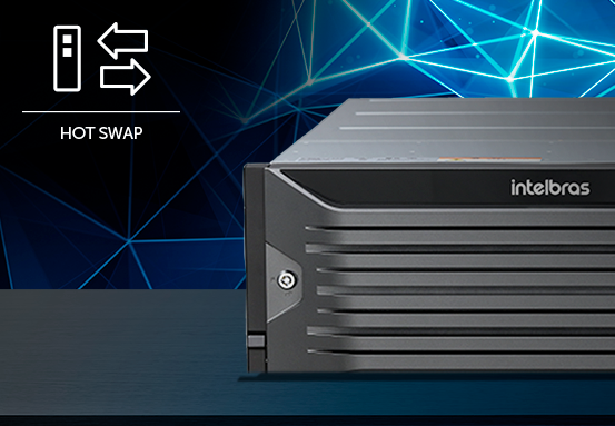 M&atilde;o de t&eacute;cnico trocando um HD com o sistema ligado