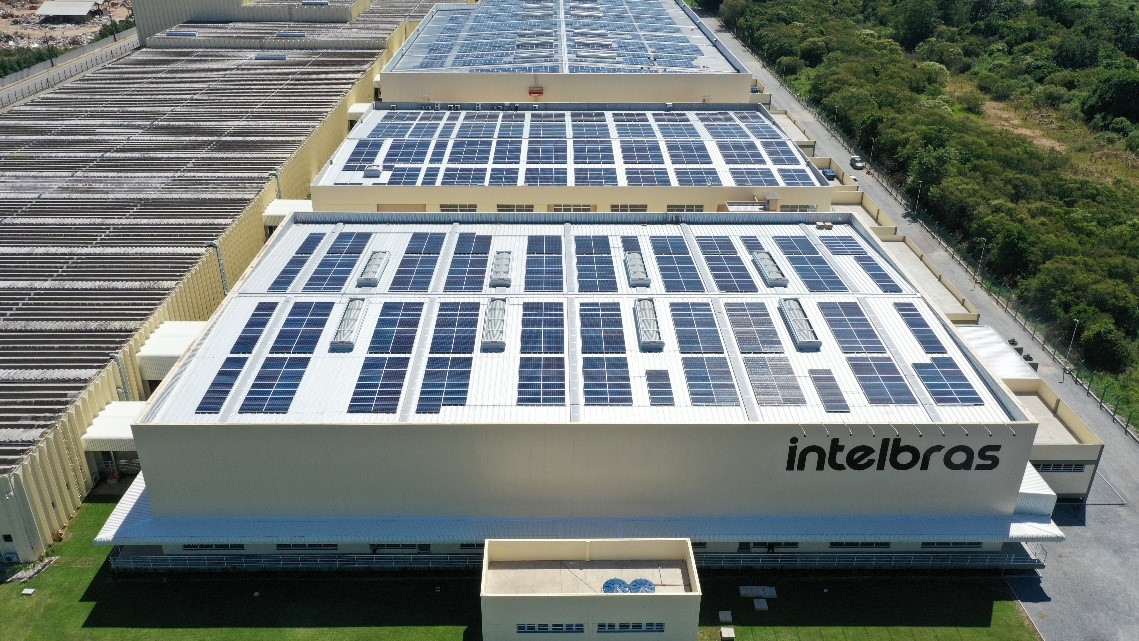 Imagem da Intelbras com seus painéis de energia solar