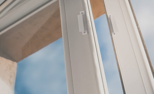 instalação em portas e janelas de diferentes materiais do sensor de abertura magnético com fio