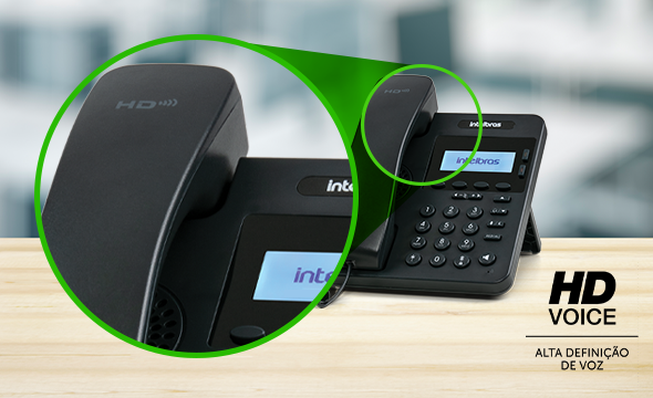 Pessoa utilizando o telefone com &aacute;udio em alta defini&ccedil;&atilde;o