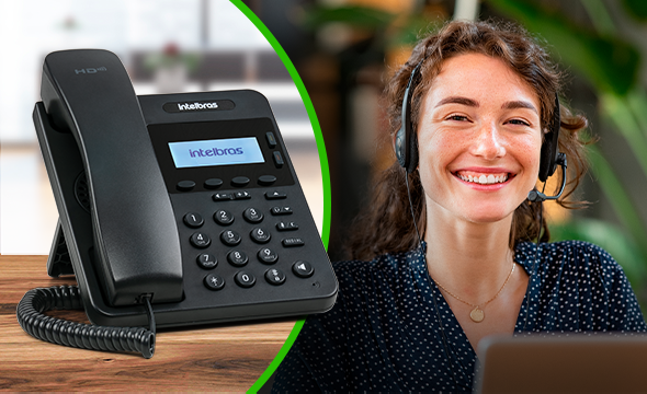 Pessoa utilizando headset conectado ao telefone IP