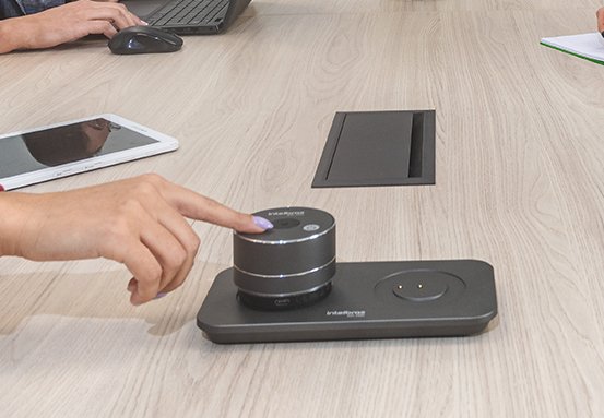 Sala de reuni&atilde;o com sistema de videoconfer&ecirc;ncia completo